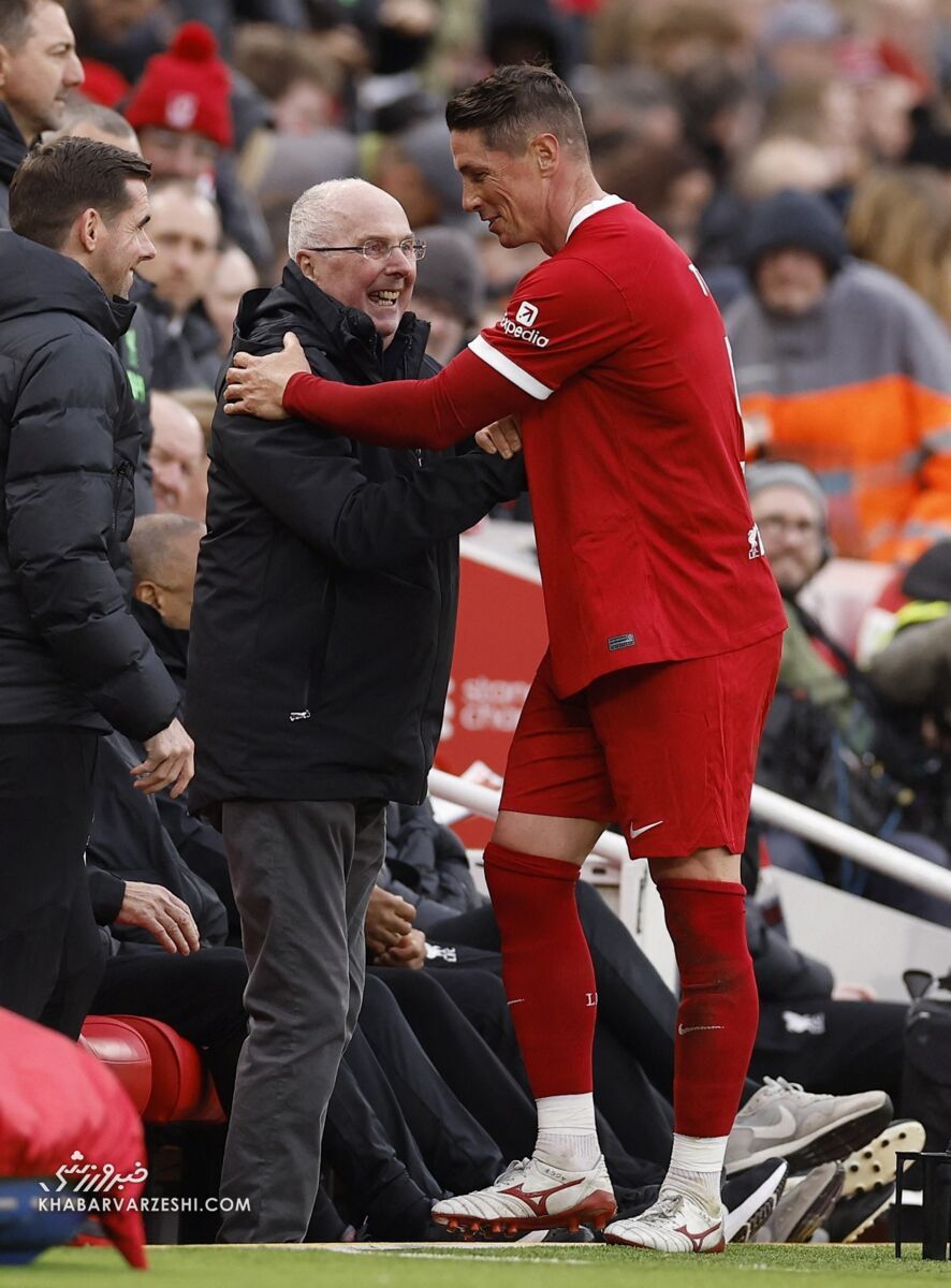 اشک سرمربی افسانه‌ای در آنفیلد درآمد؛ تو هرگز تنها قدم نخواهی زد