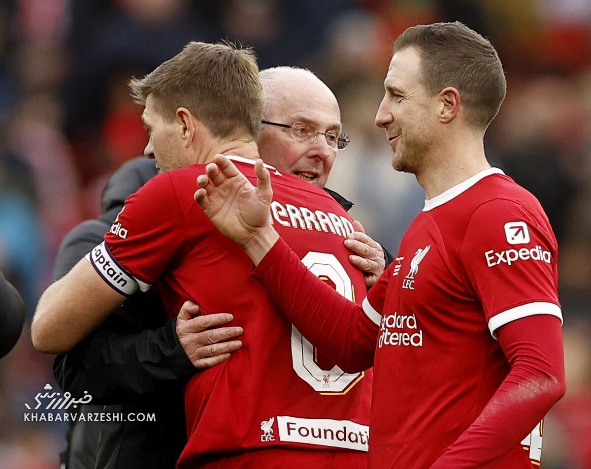 اشک سرمربی افسانه‌ای در آنفیلد درآمد؛ تو هرگز تنها قدم نخواهی زد