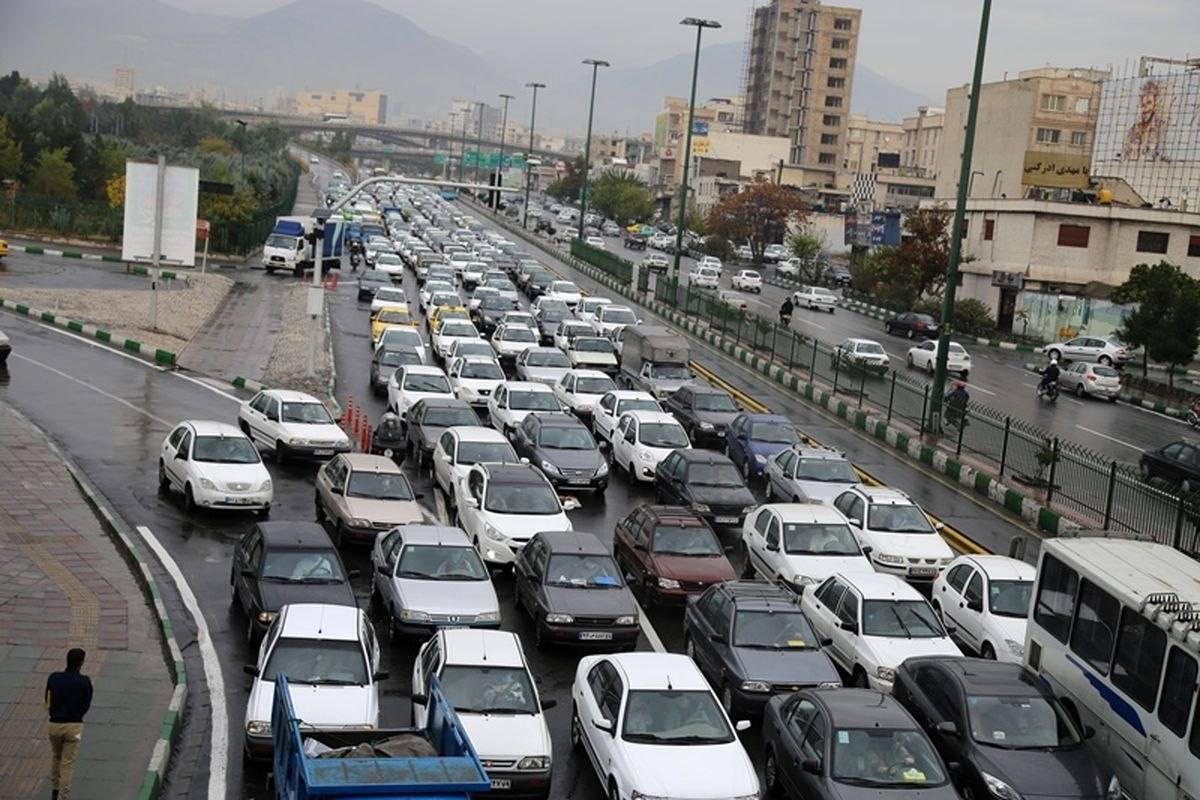 اتوبان مهم تهران با سقوط یک درخت قفل شد