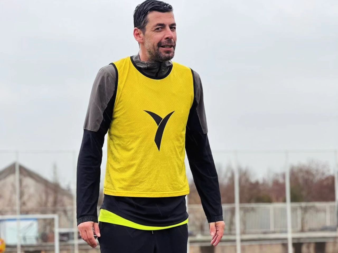 ستاره‌های سرخابی در هوای بارانی مهمان فردوسی‌پور شدند + تصاویر