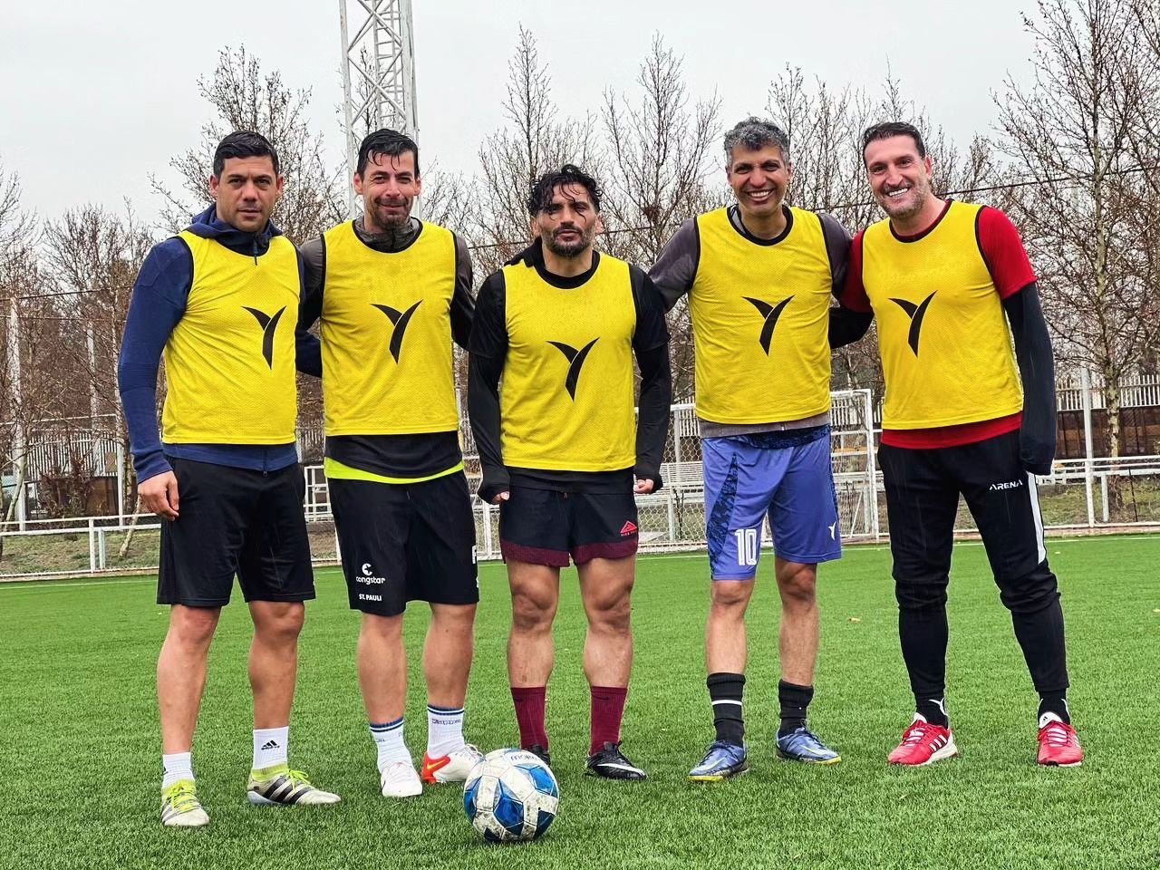 ستاره‌های سرخابی در هوای بارانی مهمان فردوسی‌پور شدند + تصاویر