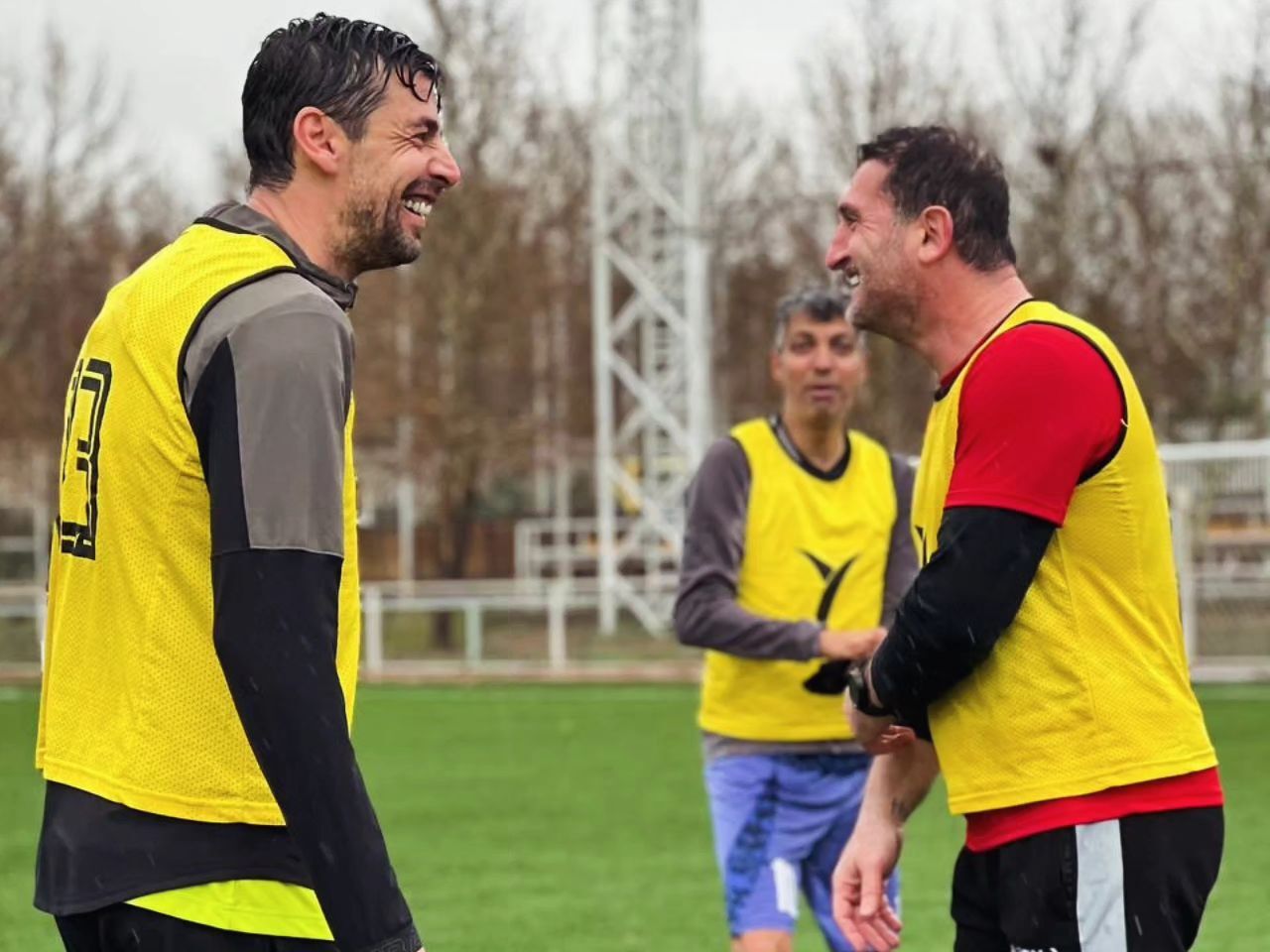 ستاره‌های سرخابی در هوای بارانی مهمان فردوسی‌پور شدند + تصاویر