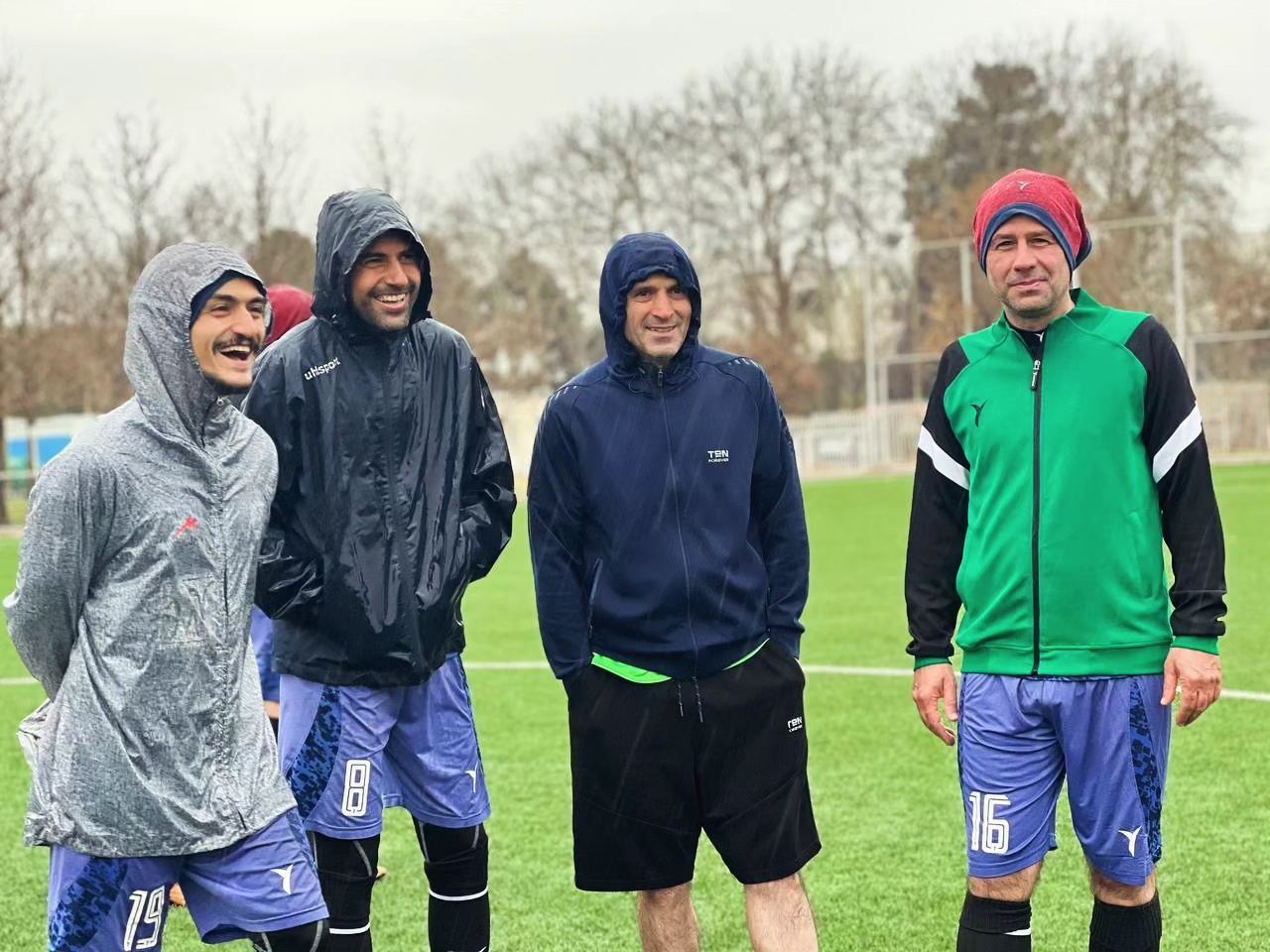 ستاره‌های سرخابی در هوای بارانی مهمان فردوسی‌پور شدند + تصاویر