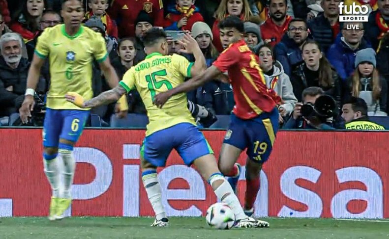 پنالتی بحث‌برانگیز در دیدار اسپانیا-برزیل (عکس)