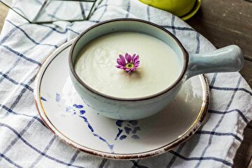 طرز تهیه فرنی تبریزی برای افطار؛ دسر لطیف و خوش‌عطر تبریزی‌ها را یاد بگیرید