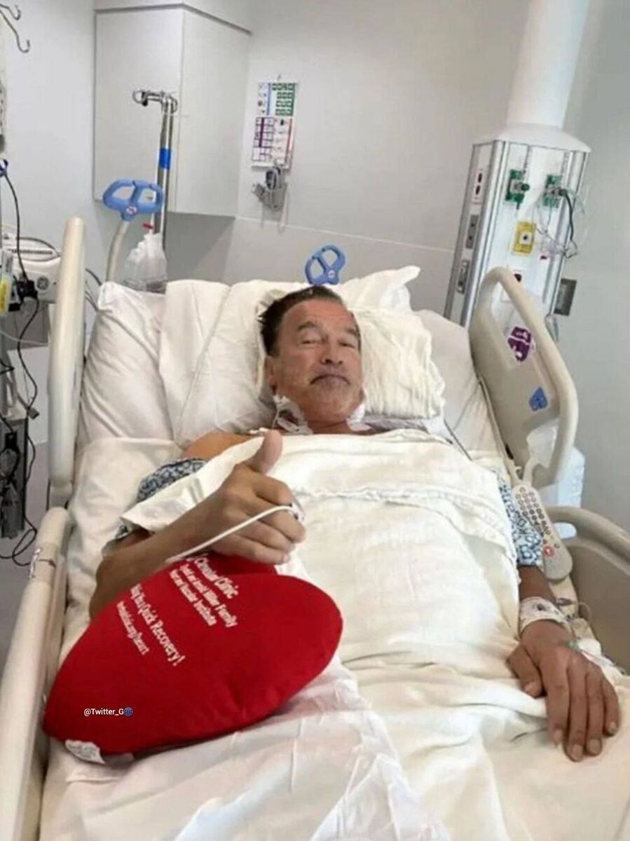 آرنولد روی تخت بیمارستان آرنولد روی تخت بیمارستان