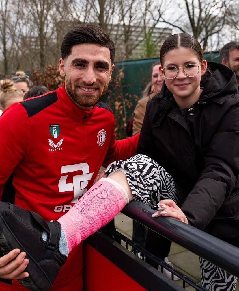 (عکس) امضای جهانبخش بر روی پای شکسته دختر هلندی!