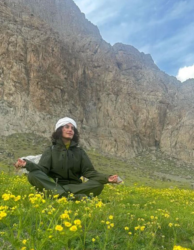 عکس‌های دیدنی الناز شاکردوست در بیستون با تیپ متفاوت