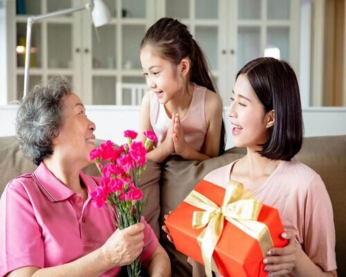 برای روز مادر به مادرمان چه هدیه‌ای بدهیم؟