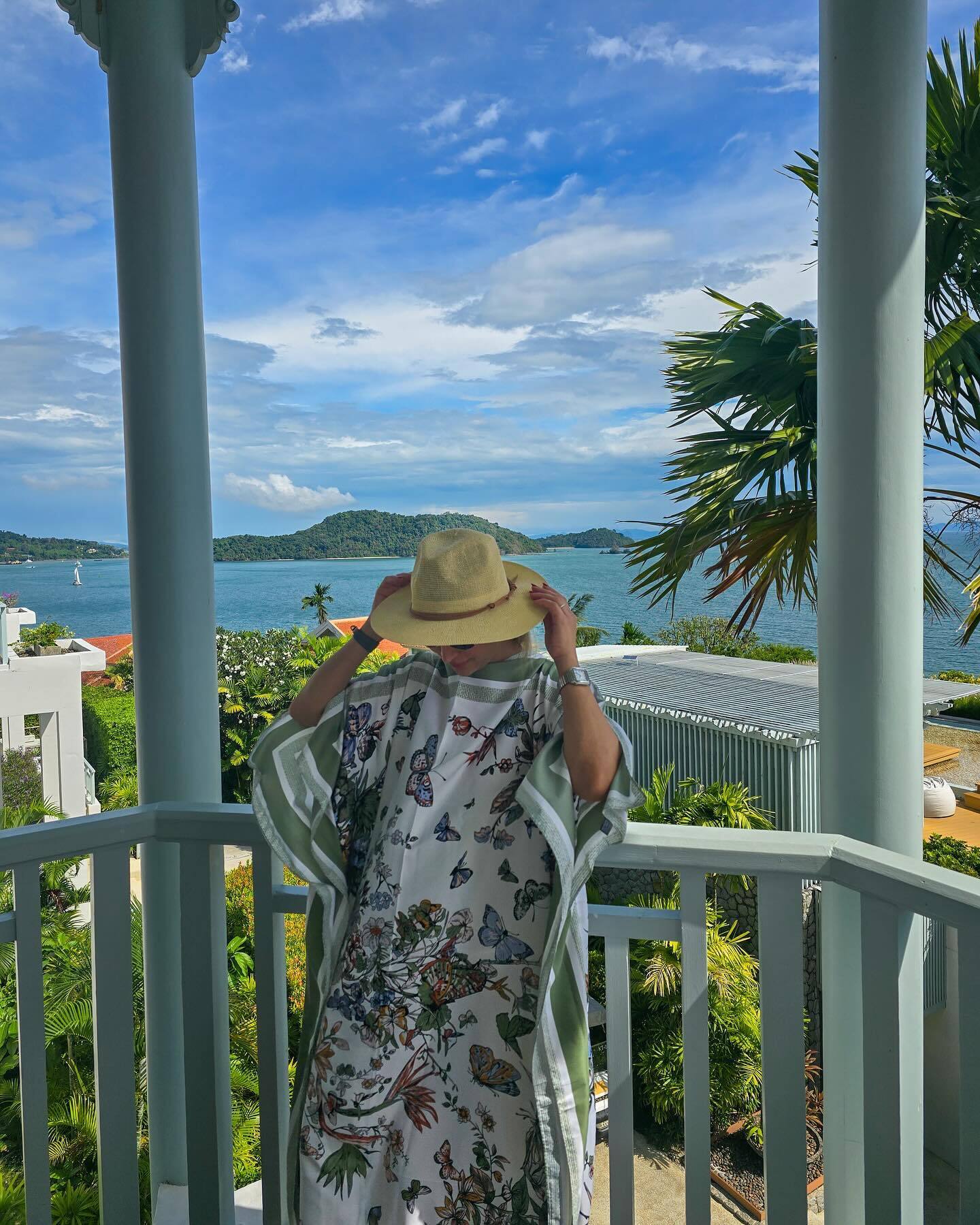 تیپ متفاوت همسر بهرام رادان در سفر به تایلند