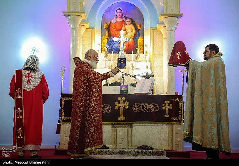 تصاویری از حال و هوای سال نو میلادی در تهران تصاویری از حال و هوای سال نو میلادی در تهران