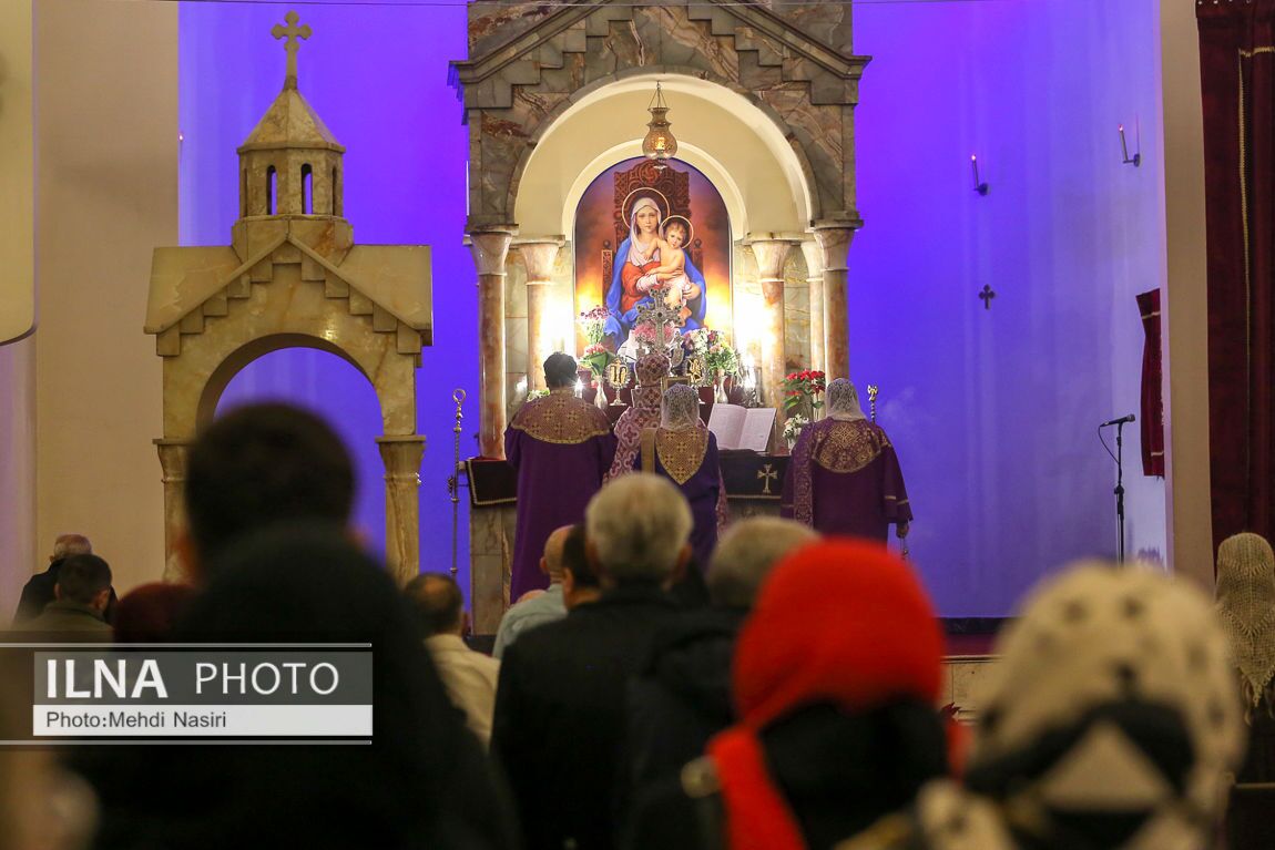 تصاویری از حال و هوای سال نو میلادی در تهران تصاویری از حال و هوای سال نو میلادی در تهران