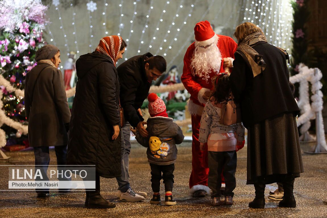 تصاویری از حال و هوای سال نو میلادی در تهران تصاویری از حال و هوای سال نو میلادی در تهران