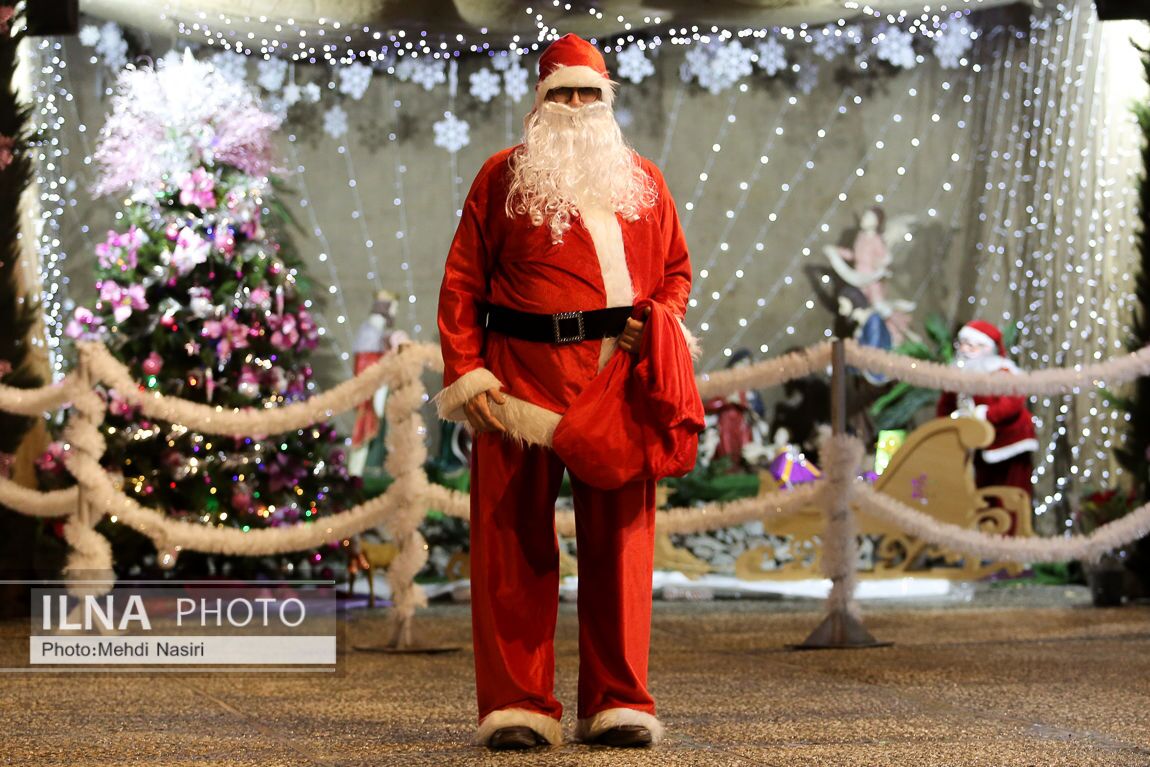 تصاویری از حال و هوای سال نو میلادی در تهران تصاویری از حال و هوای سال نو میلادی در تهران