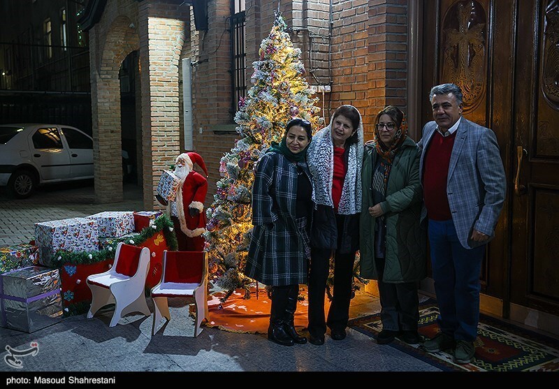 تصاویری از حال و هوای سال نو میلادی در تهران تصاویری از حال و هوای سال نو میلادی در تهران