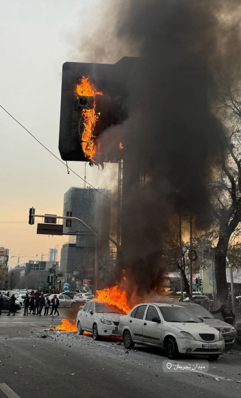 تصویری از آتشسوزی ترسناک امروز در تهران تصویری از آتشسوزی ترسناک امروز در تهران