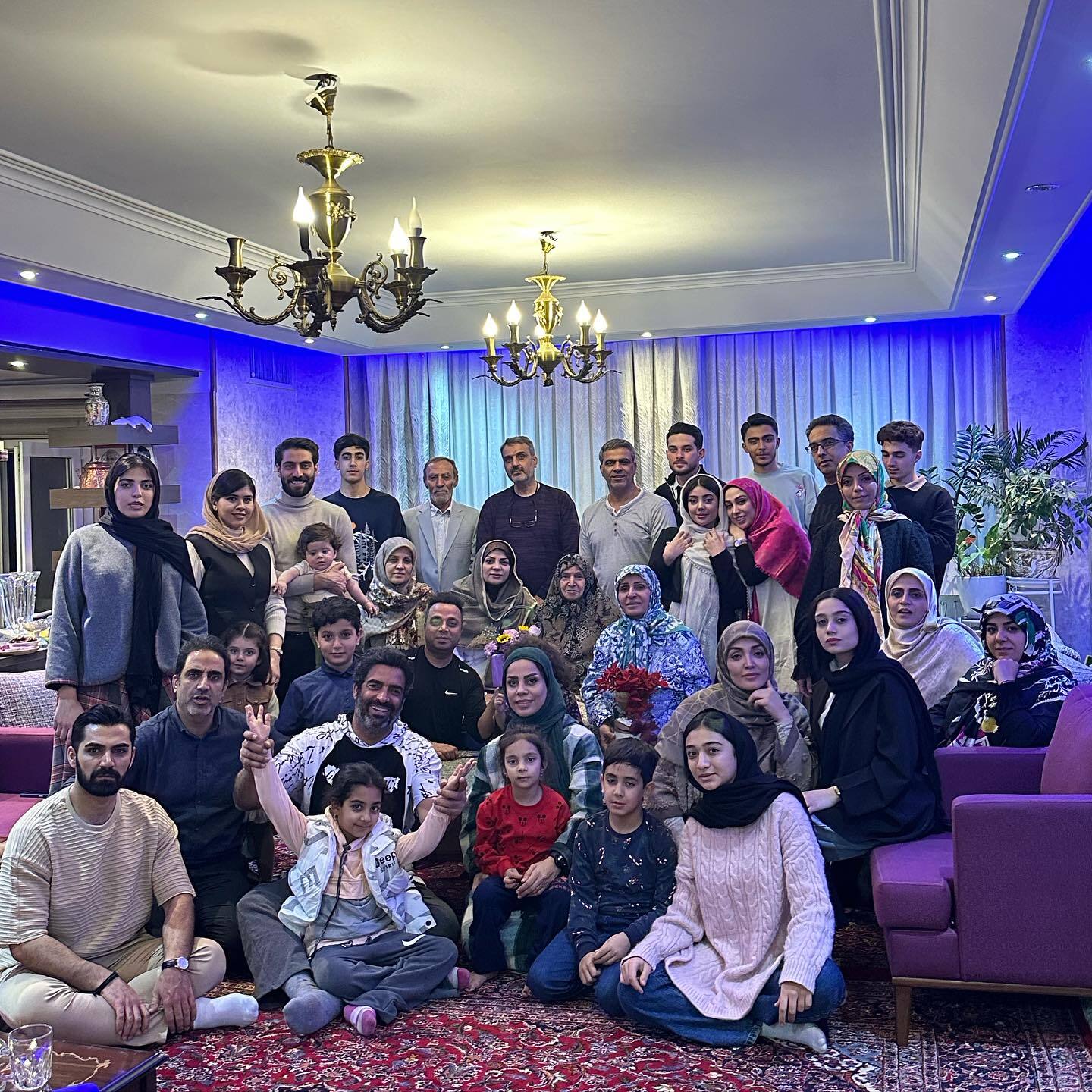 منوچهر هادی از خانواده شلوغش یک عکس منتشر کرد منوچهر هادی از خانواده شلوغش یک عکس منتشر کرد