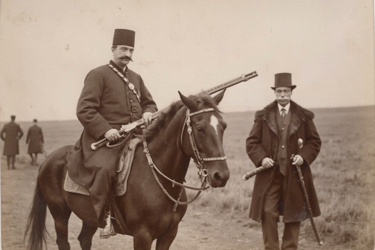 نوادگان قاجار در پی شکایت از سازنده عکس‌های خبرساز اخیر