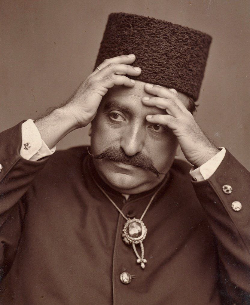 نوادگان قاجار در پی شکایت از سازنده عکس‌های خبرساز اخیر