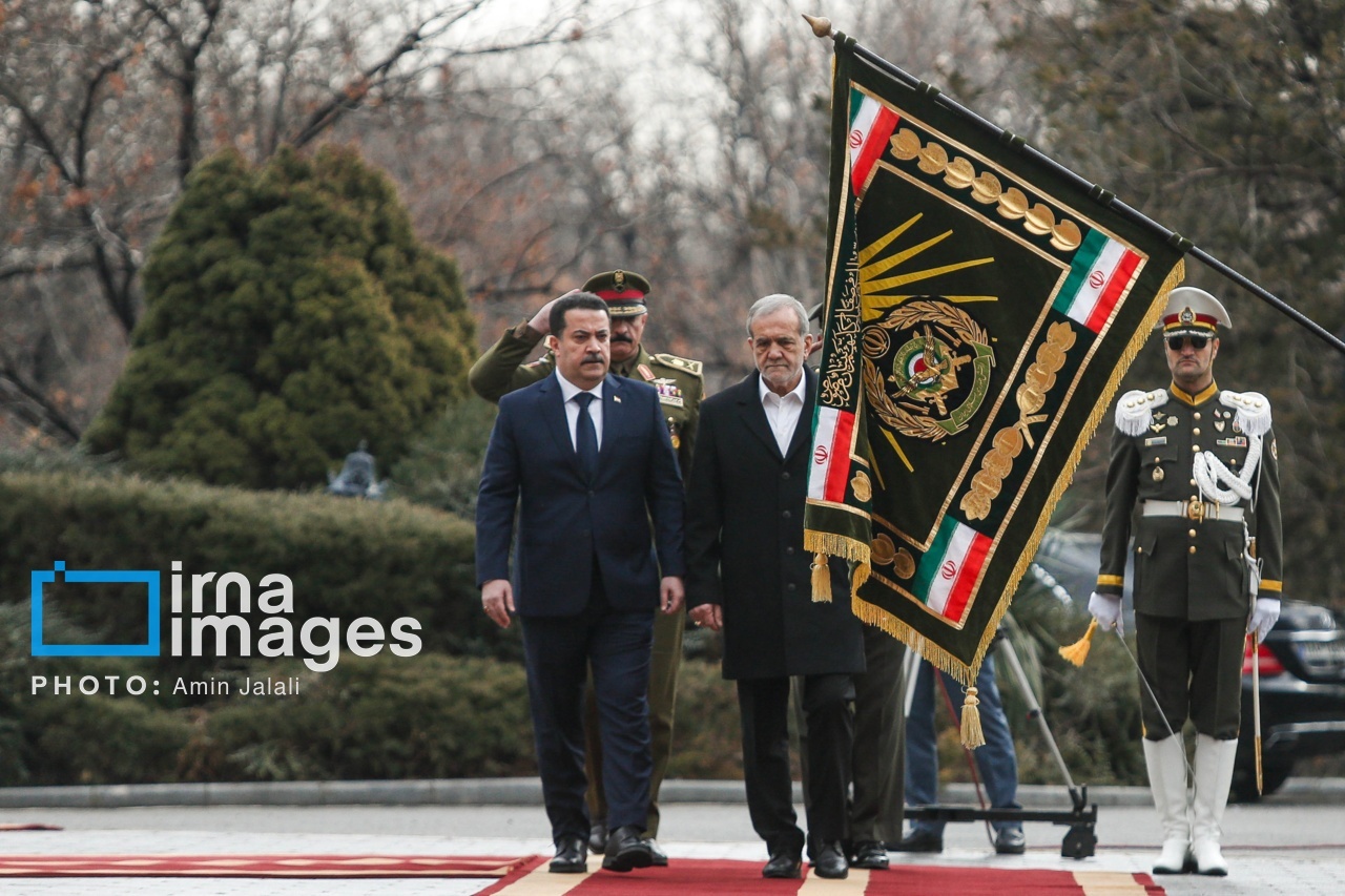 (عکس) اشتباه عجیب در مراسم استقبال پزشکیان از نخست وزیر عراق