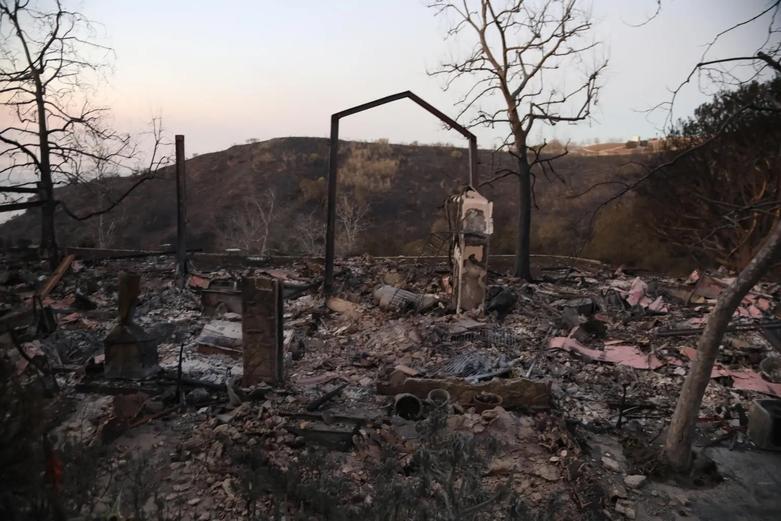 تصاویر | خانه «شجاع دل» در هالیوود کاملا در آتش سوخت! تصاویر | خانه «شجاع دل» در هالیوود کاملا در آتش سوخت!