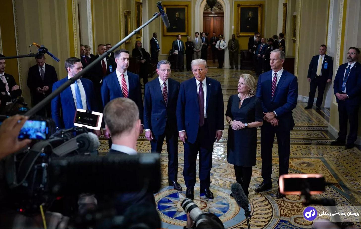 ترامپ روز اول کارش پشت یک میز کوچک مینشیند و «صد فرمان صادر میکند»! ترامپ روز اول کارش پشت یک میز کوچک مینشیند و «صد فرمان صادر میکند»!