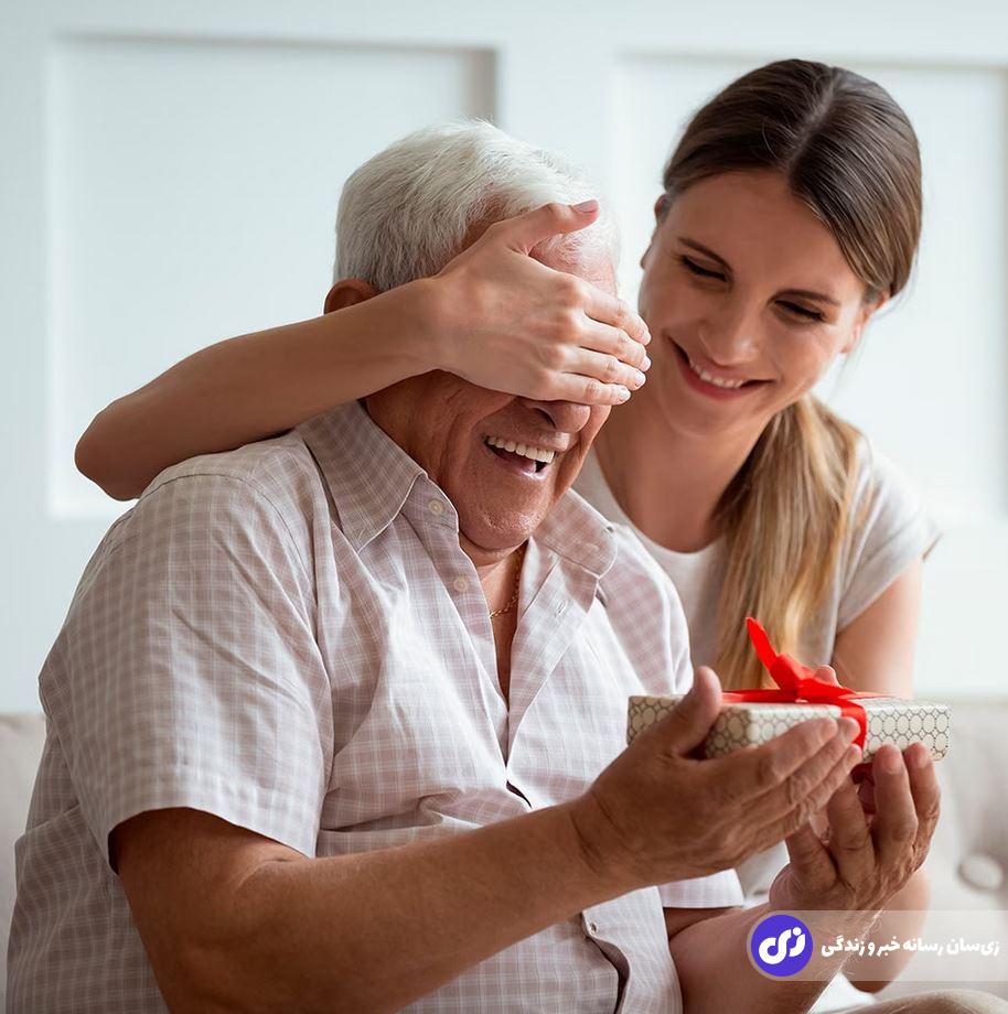 دختری در روز پدر پدر پیرش را با هدیه ای غافلگیر کرده است