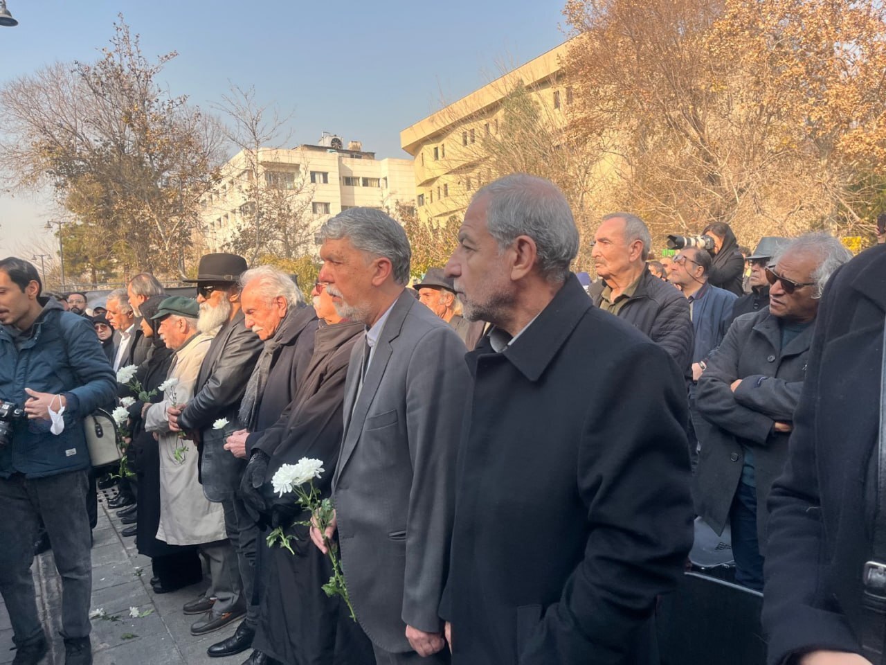 دو چهره سیاسی معروف در مراسم ژاله علو حضور پیدا کردند دو چهره سیاسی معروف در مراسم ژاله علو حضور پیدا کردند