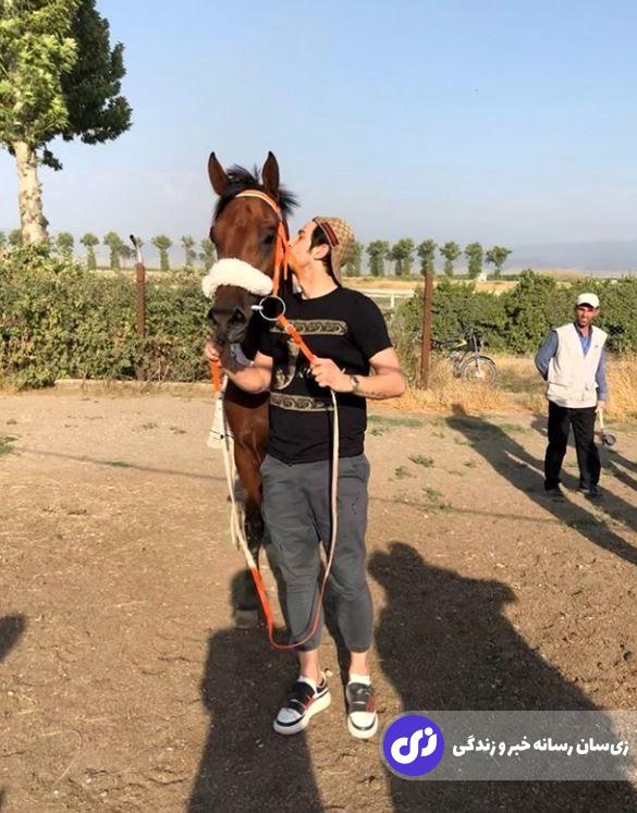 (تصاویر) سرگرمی عجیب و گرانقیمت ستاره فوتبال؛ سردار آزمون چند اسب دارد؟ (تصاویر) سرگرمی عجیب و گرانقیمت ستاره فوتبال؛ سردار آزمون چند اسب دارد؟