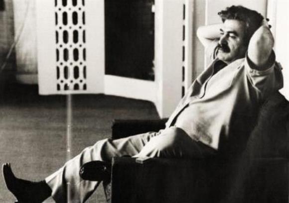 ادرار یک سلطنت‌طلب بر قبر ساعدی، پرحرف و حدیث شد