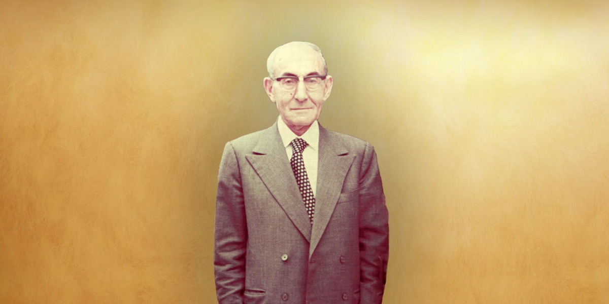 ادرار یک سلطنت‌طلب بر قبر ساعدی، پرحرف و حدیث شد