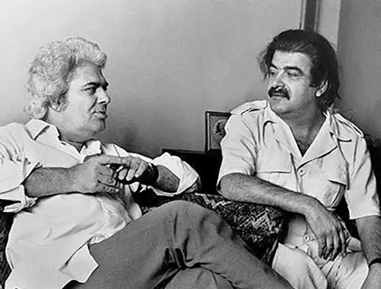 ادرار یک سلطنت‌طلب بر قبر ساعدی، پرحرف و حدیث شد