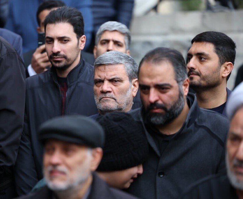 تصویر قاضی صلواتی در مراسم تشییع قاضی رازینی و مقیسه