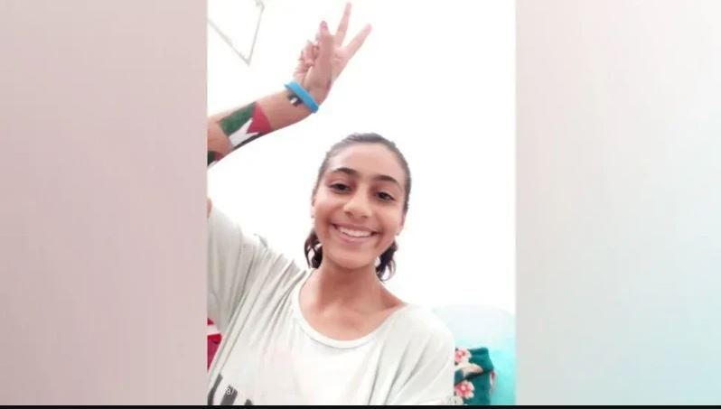 آیه دختری که در غزه کشته شد در حال نشان دادن علامت پیروزی با لباس سفید