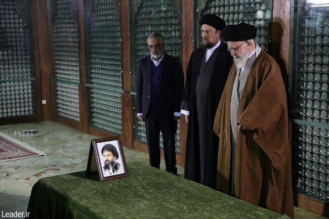 تصاویری از حضور رهبر انقلاب در حرم امام تصاویری از حضور رهبر انقلاب در حرم امام