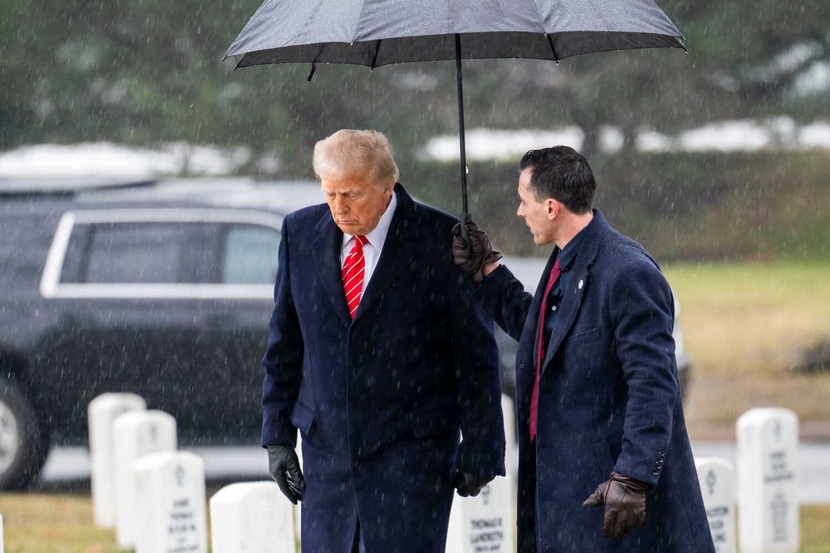 نقشه جدید ترامپ برای جهان چیست؟ دونالد ترامپ در زیر باران در محوطه کاخ سفید