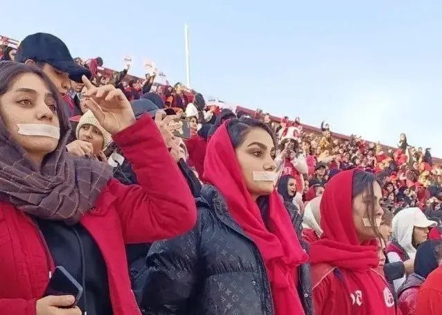 (عکس) اعتراض زنان هوادار تراکتور به سبکی جدید! (عکس) اعتراض زنان هوادار تراکتور به سبکی جدید!