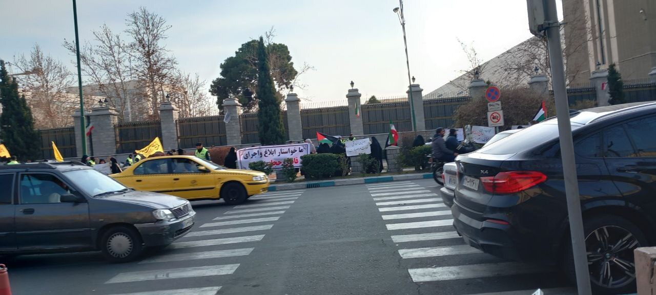 تجمع علیه ظریف این‌بار مقابل مجلس برگزار شد