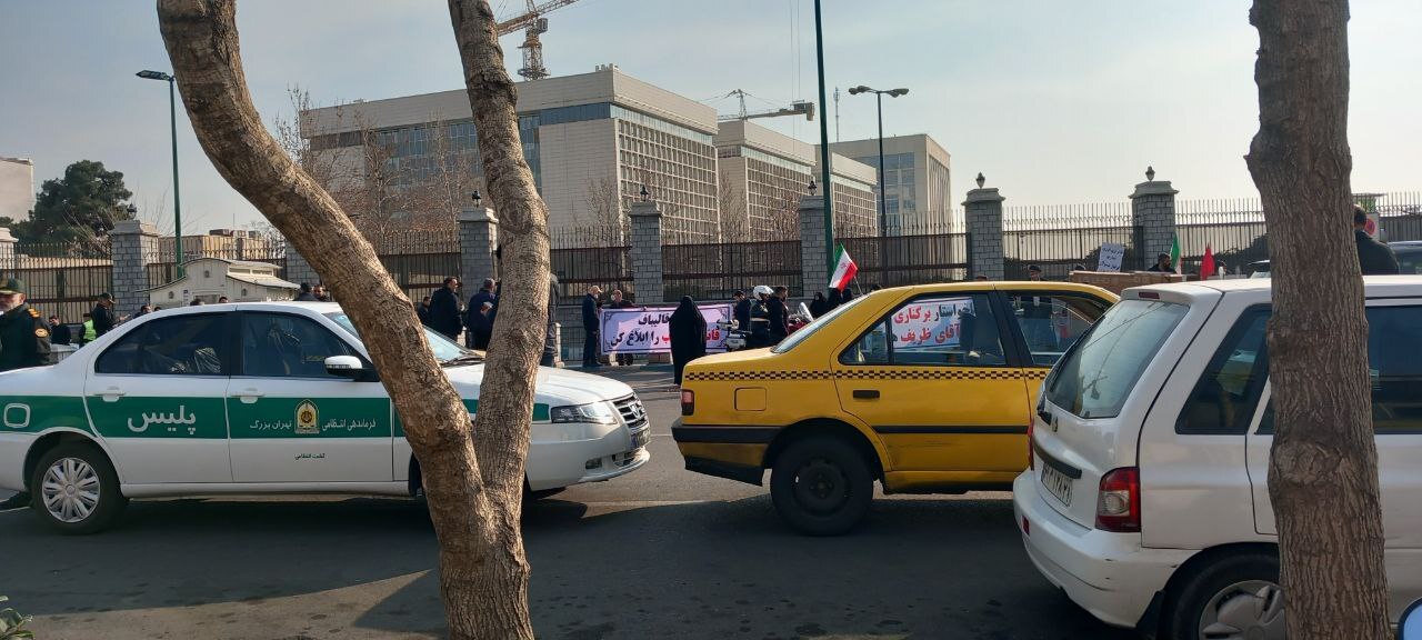 تجمع علیه ظریف این‌بار مقابل مجلس برگزار شد