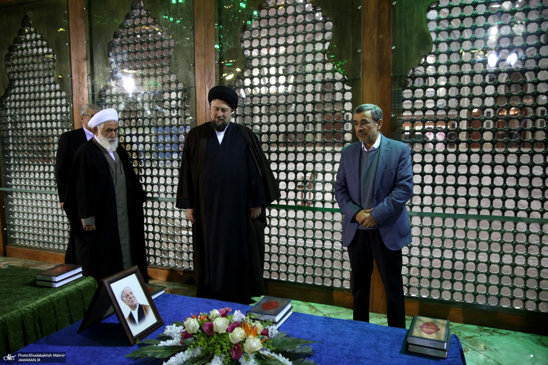 تصویری جنجالی از حضور احمدی‌نژاد بر مزار آیت‌الله هاشمی رفسنجانی