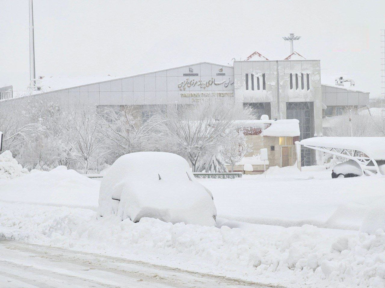 (تصاویر) خودرو‌ها زیر برفِ این بخش ایران مدفون شدند