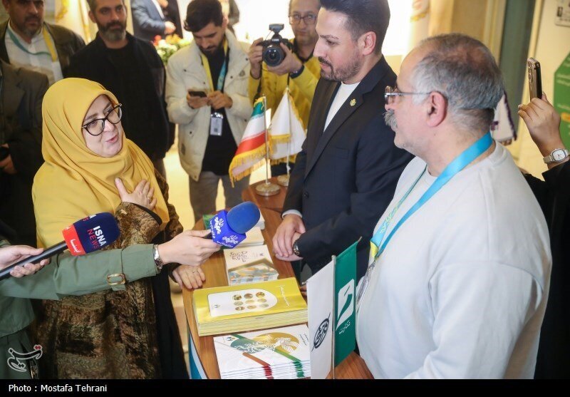 عکس | تیپ متفاوت سخنگوی دولت در کاخ رسانه جشنواره فجر