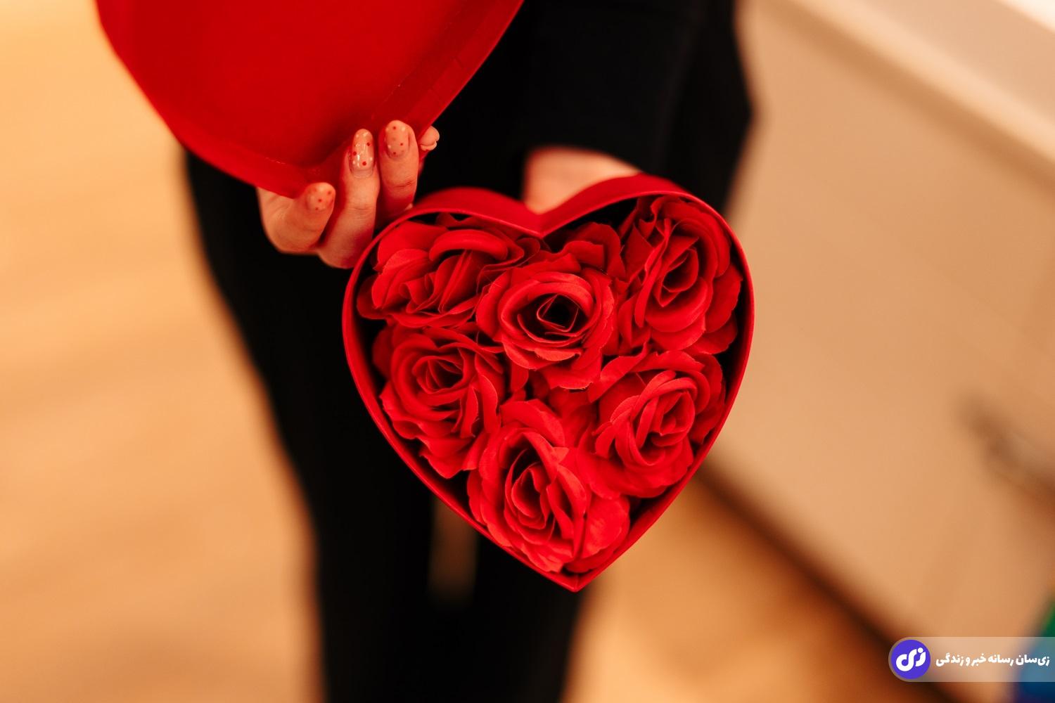 دسته گلی به شکل قلب برای تبریک روز ولنتاین