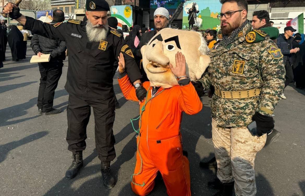 از بازداشت نتانیاهو تا پرچم اسرائیل، آمریکا و انگلیس روی سه الاغ در راهپیمایی 22 بهمن