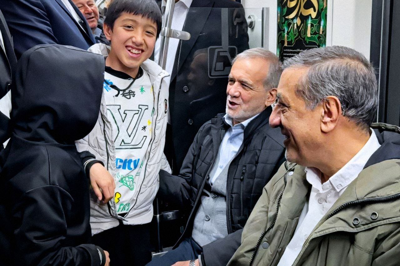 (عکس) پزشکیان بعد از راهپیمایی ۲۲ بهمن با مترو بازگشت