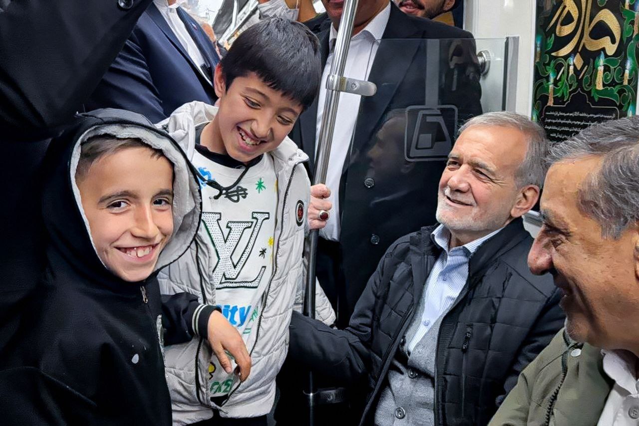 (عکس) پزشکیان بعد از راهپیمایی ۲۲ بهمن با مترو بازگشت