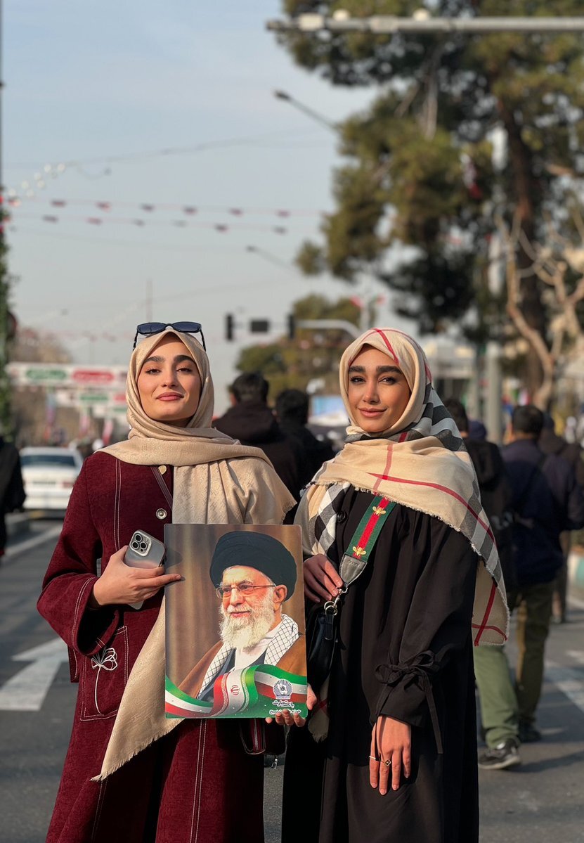 کیف گوچی و گوشی آیفون این دو دختر جلب توجه کرد