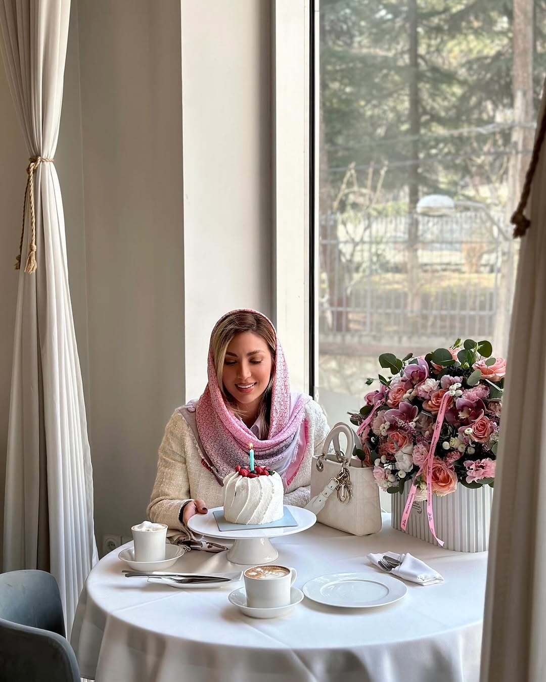 عکس جدید همسر بهرام رادان با یک کیک تولد مینی‌مال