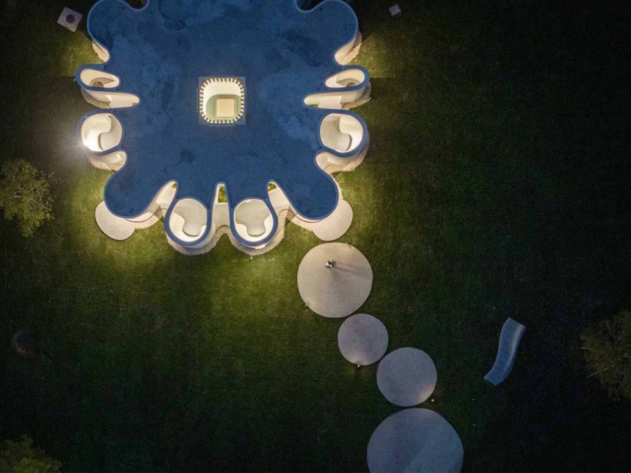 معروفترین کافه تایلند که شبیه رشد گلها طراحی شده است معروفترین کافه تایلند که شبیه رشد گلها طراحی شده است