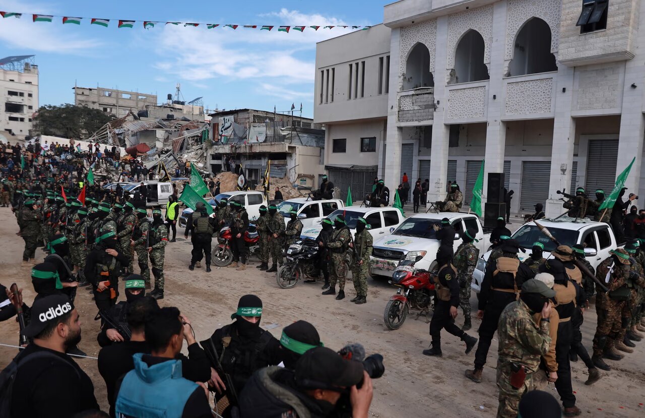 نمایش قدرت حماس در لحظه تحویل ۴ اسیر زن + تصاویر نمایش قدرت حماس در لحظه تحویل ۴ اسیر زن + تصاویر